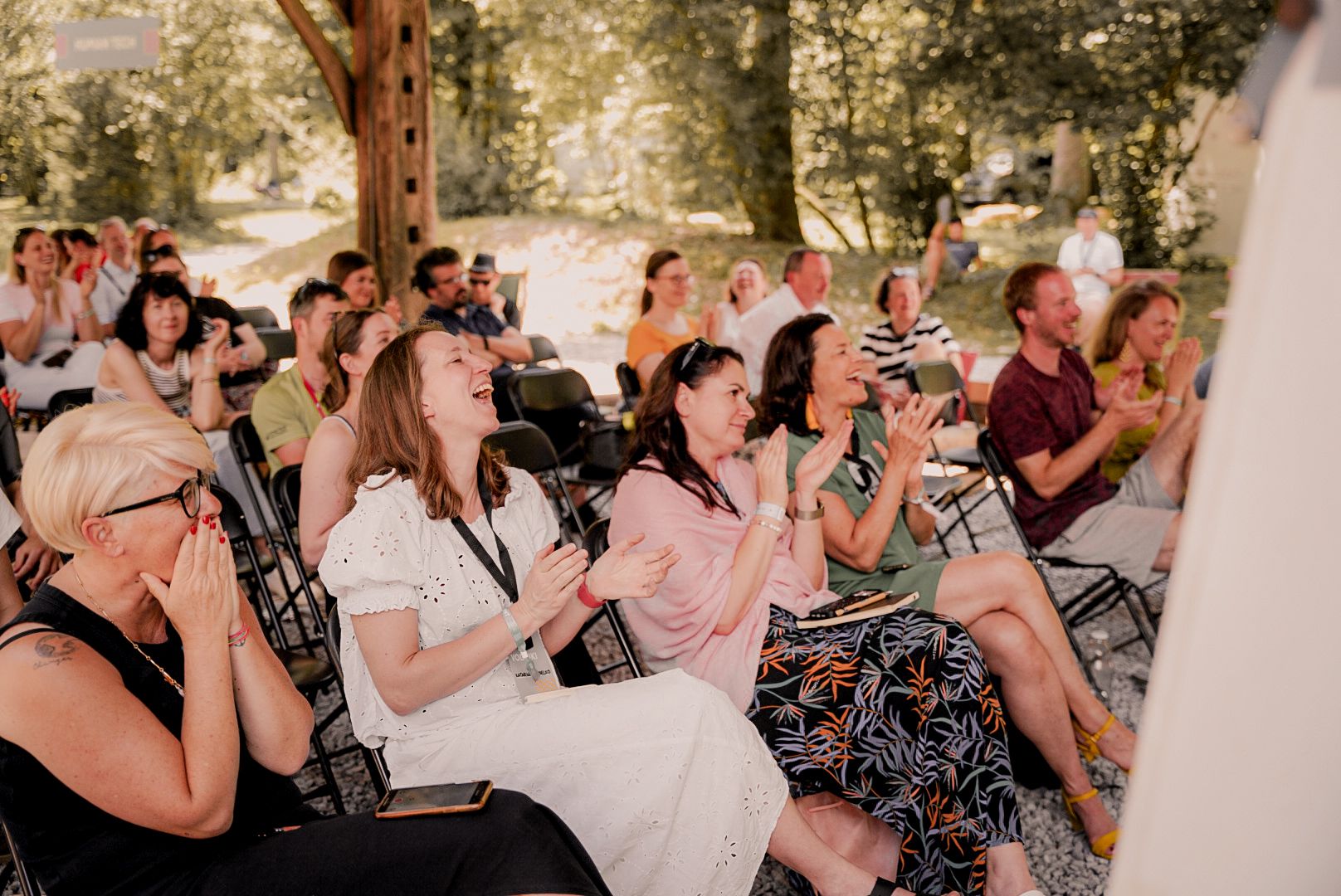 Nasmejano občinstvo poslovnega festivala DIFFRNT med pogovorom in aplavzom.